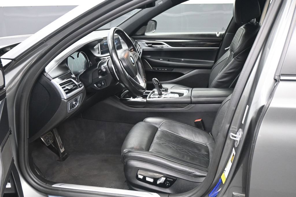 Used 2019 BMW 750i w/ Luxury Rear Seating Package RWD image 13