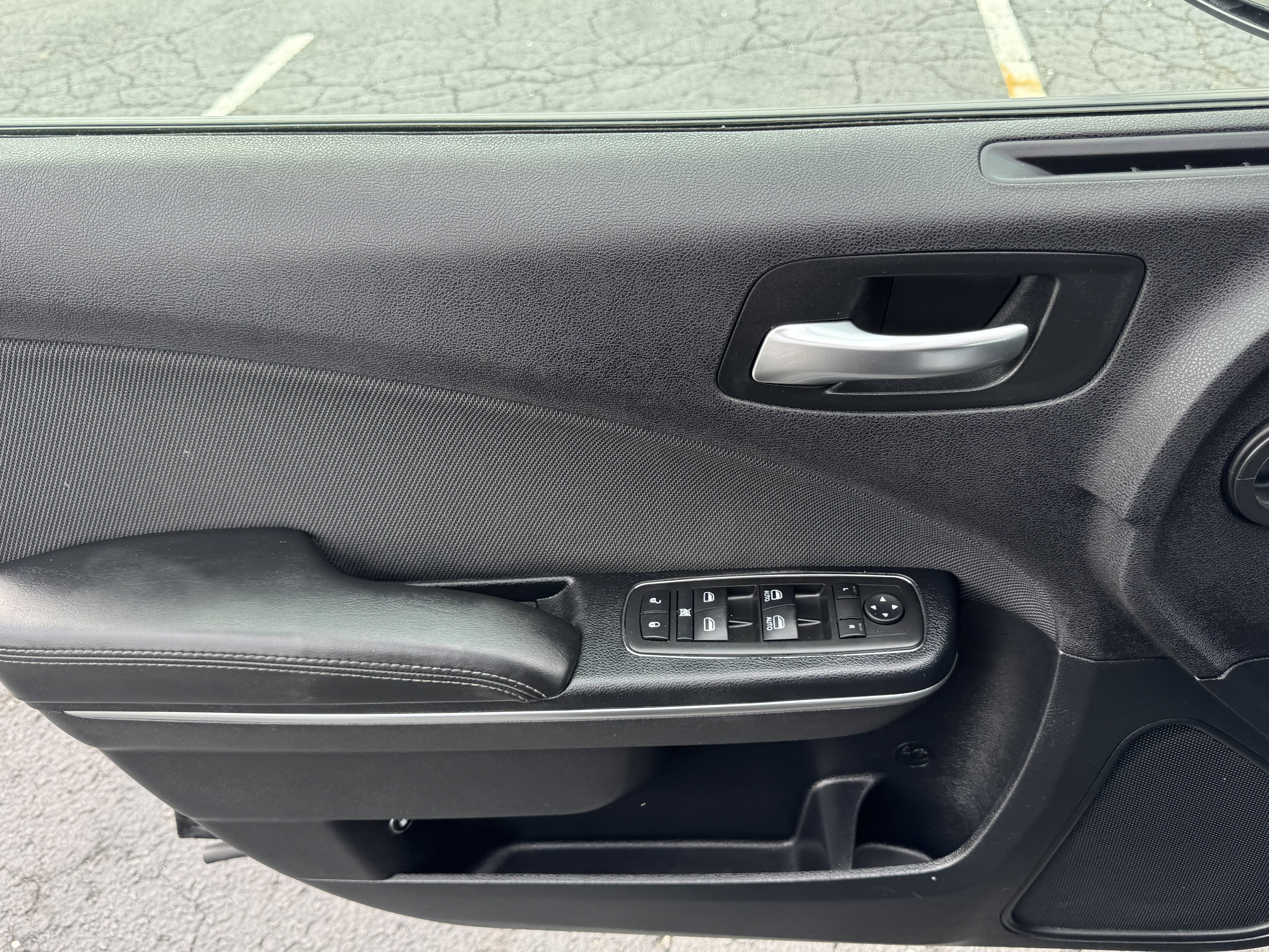 Used 2015 Dodge Charger SE w/ Sport Appearance Group image 16
