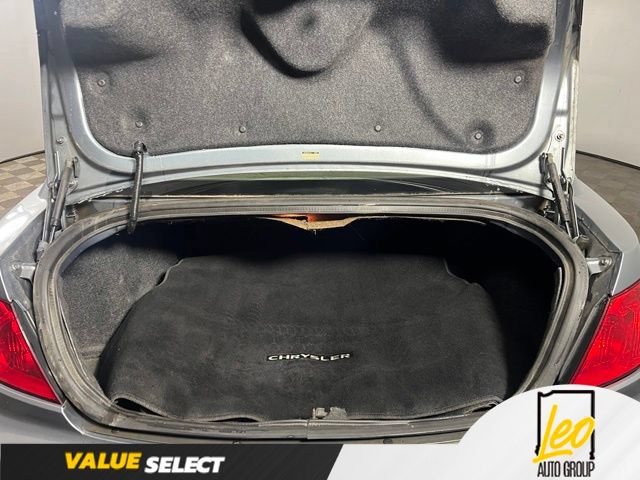 Used 2010 Chrysler Sebring Touring w/ Hands-Free Convenience Group FWD image 11