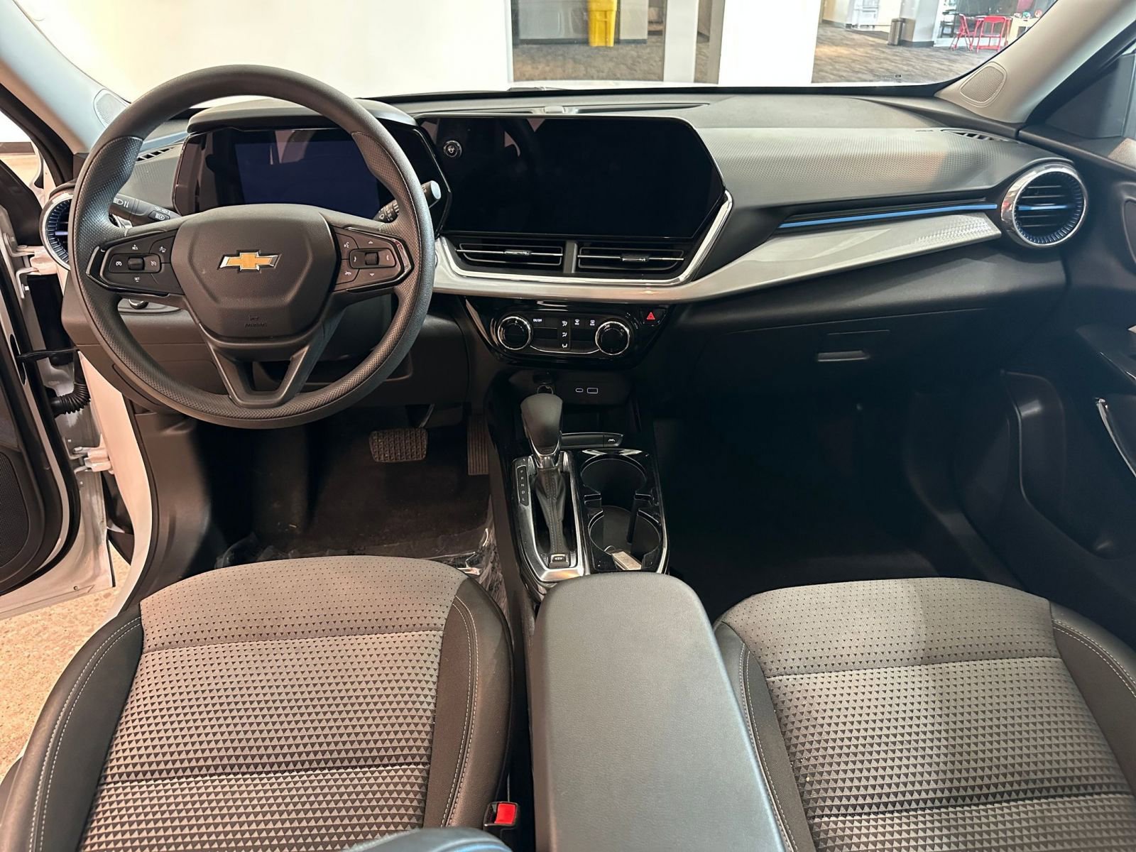 Used 2025 Chevrolet Trax LT FWD image 32