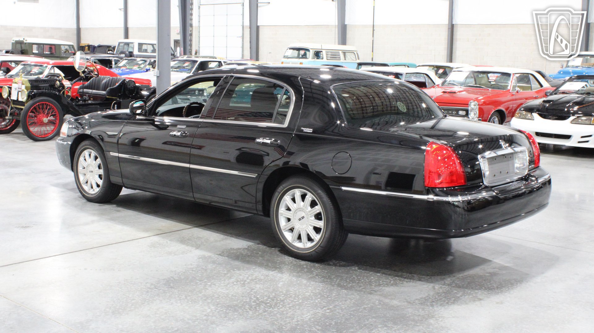 Used 2006 Lincoln Town Car Signature Limited RWD image 3