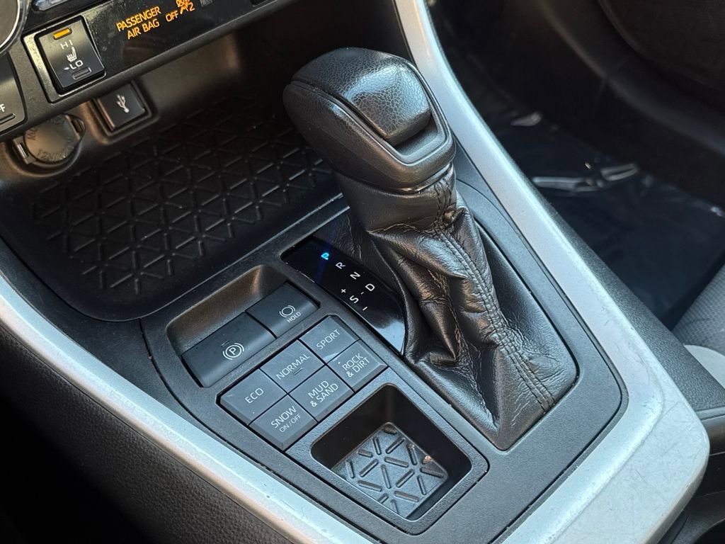 Used 2021 Toyota RAV4 XLE w/ Convenience Package image 27