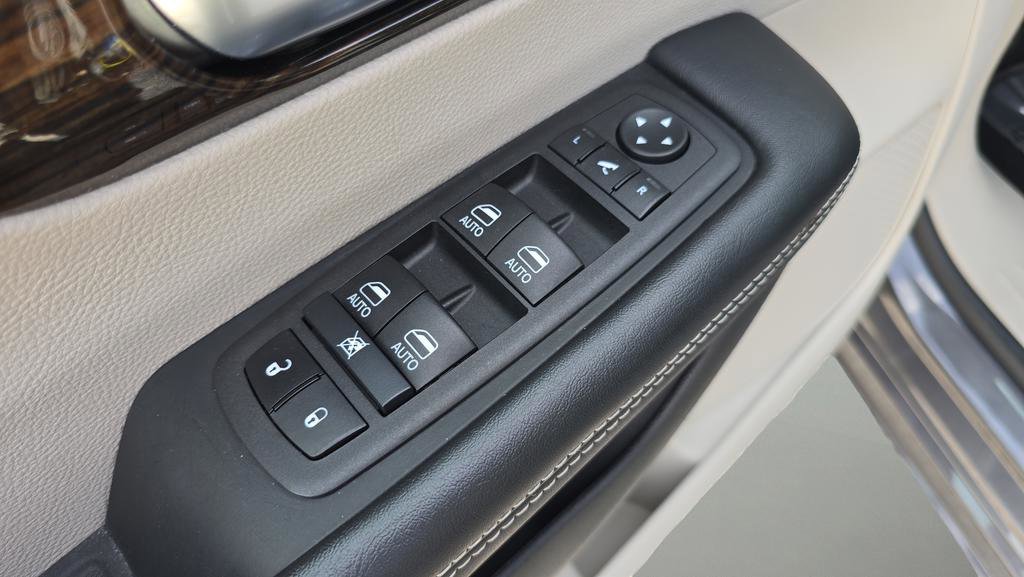 Used 2023 Chrysler Pacifica Limited image 16