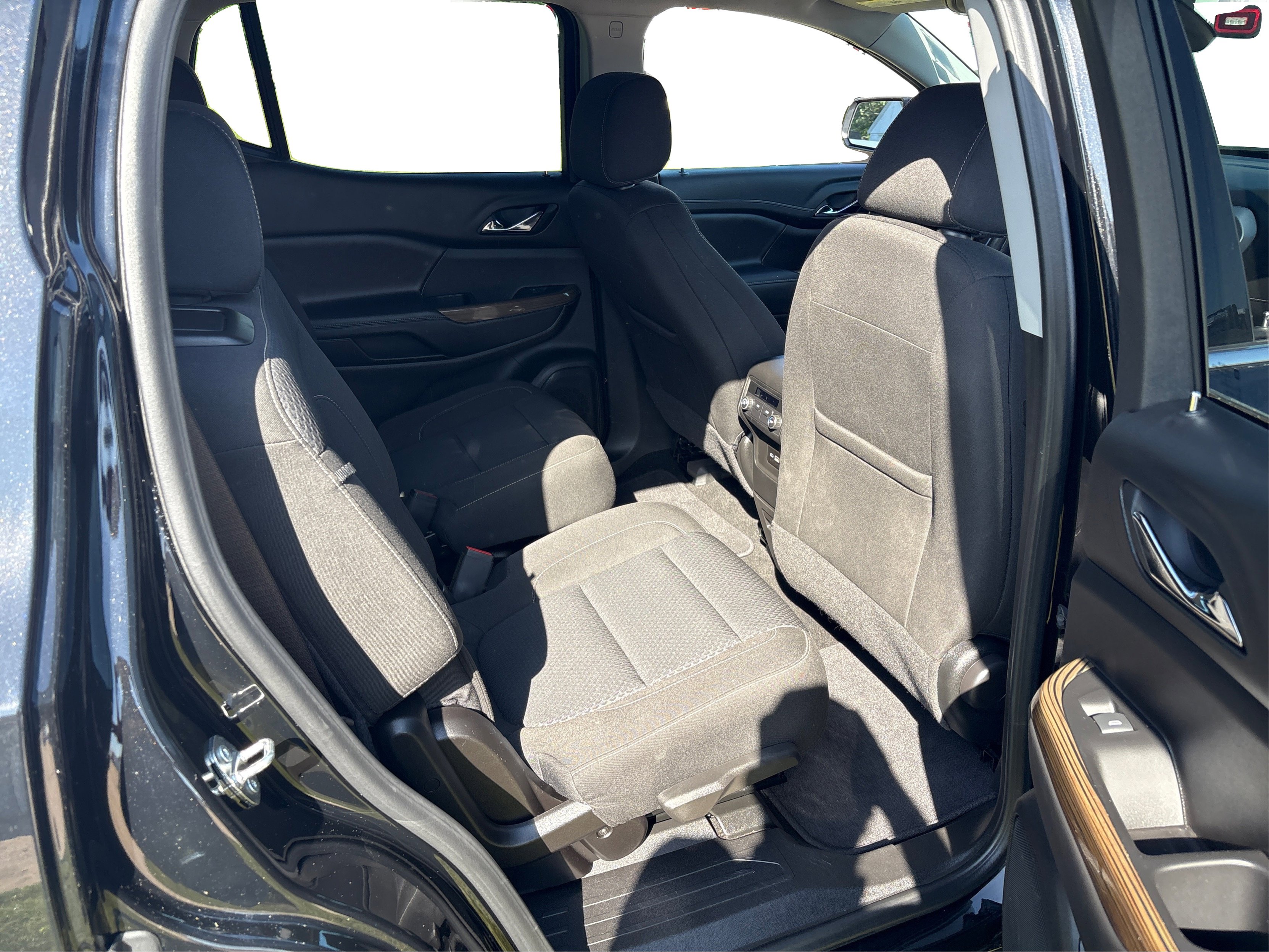 Used 2023 GMC Acadia SLE image 20