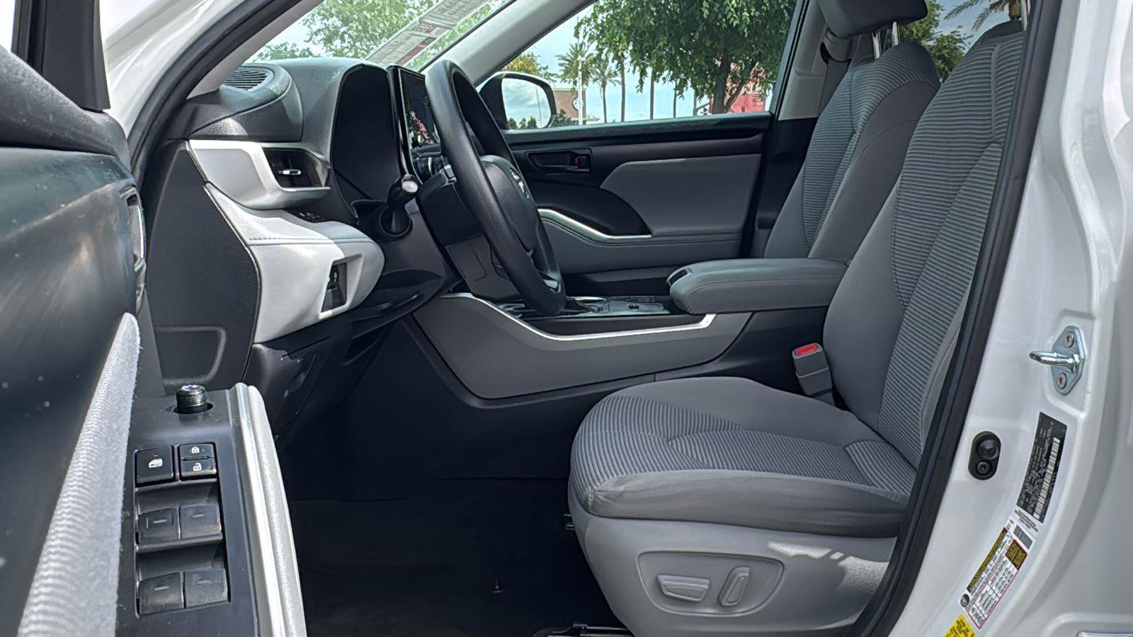Used 2023 Toyota Highlander L image 24
