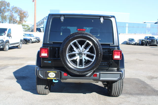 Used 2024 Jeep Wrangler Unlimited w/ Convenience Group AWD/4WD image 4