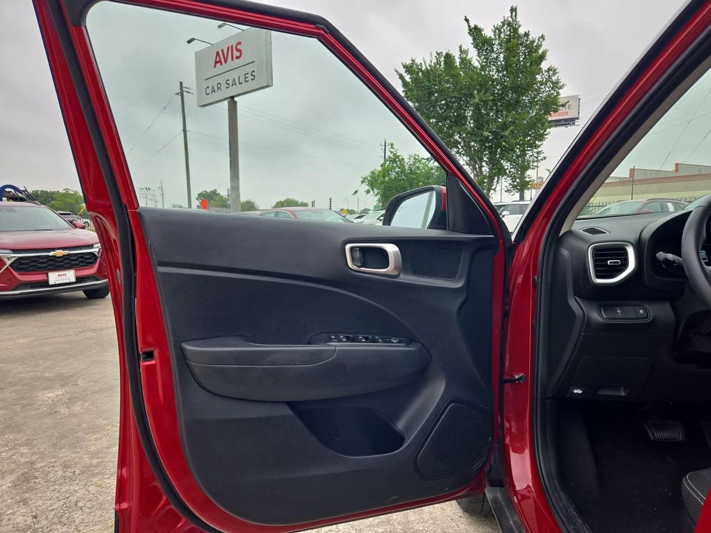 Used 2025 Hyundai Venue SEL FWD image 11