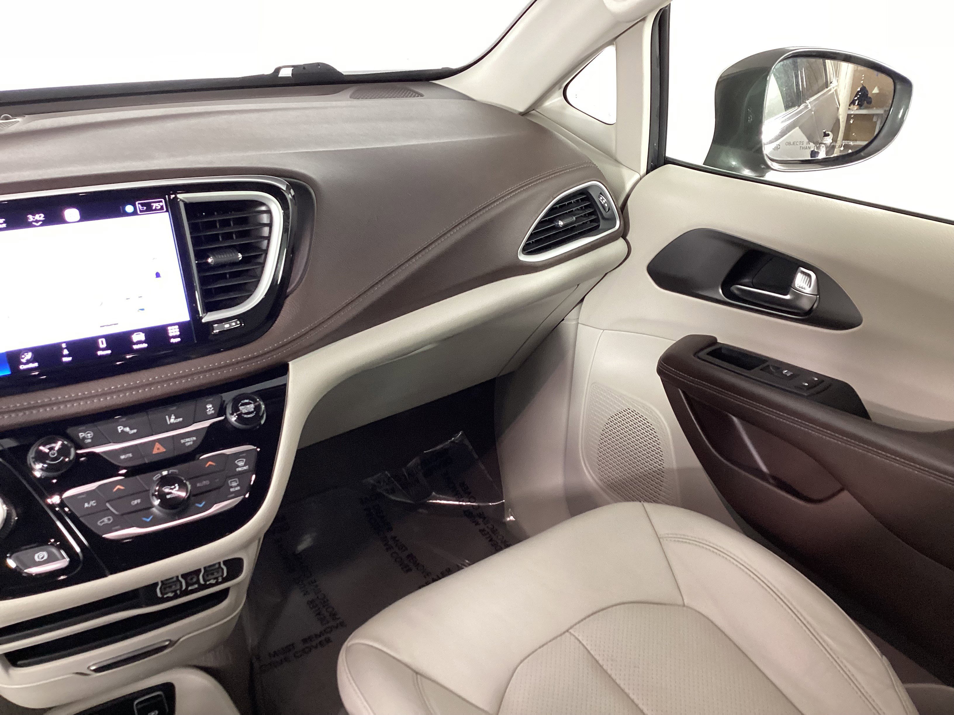 Used 2021 Chrysler Pacifica Touring-L image 15