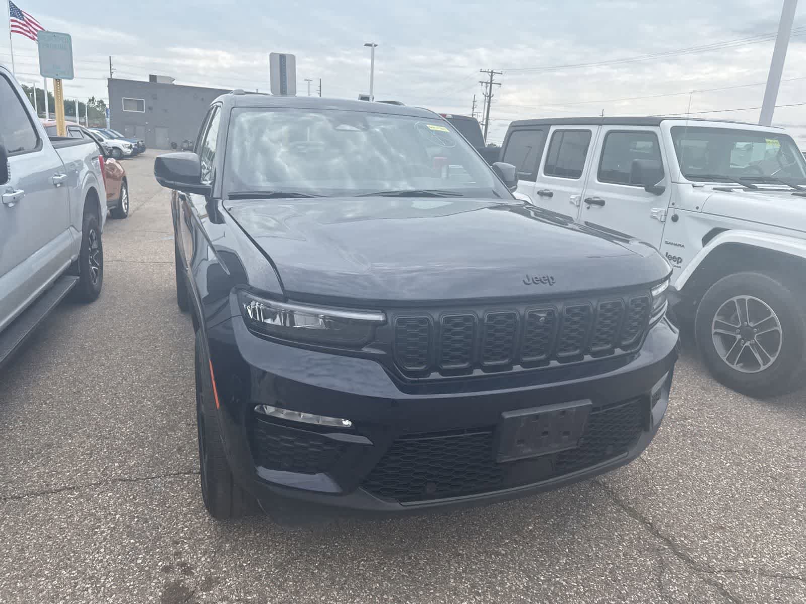 Used 2024 Jeep Grand Cherokee Limited w/ Luxury Tech Group II AWD/4WD image 5