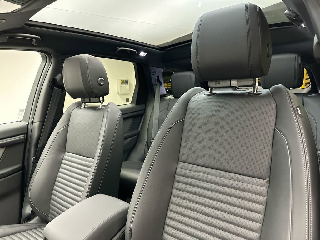 Used 2025 Land Rover Discovery Sport Dynamic SE image 8