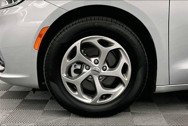 Used 2024 Chrysler Pacifica Limited image 10