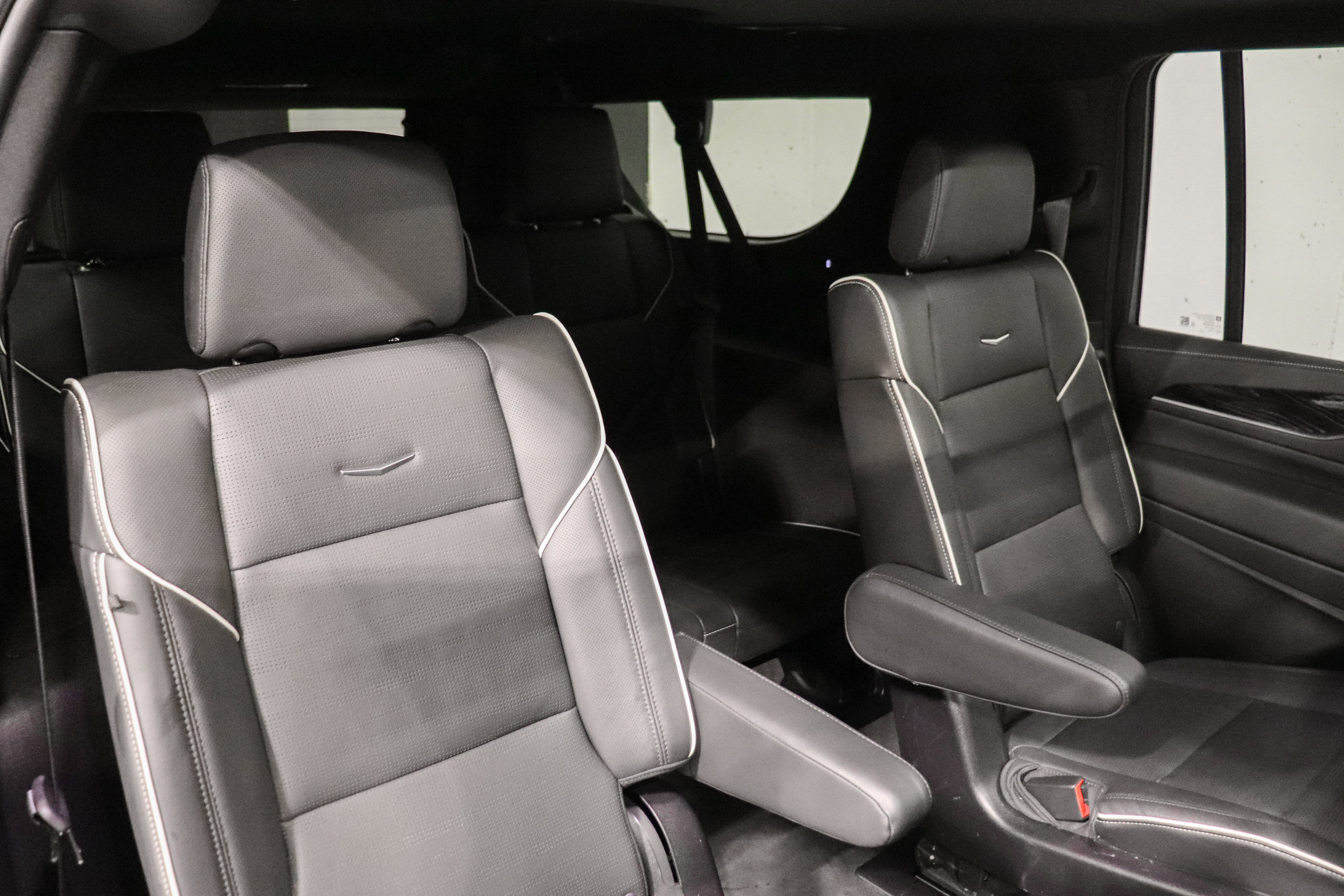 Used 2023 Cadillac Escalade ESV Sport w/ LPO, ONYX Package AWD/4WD image 23