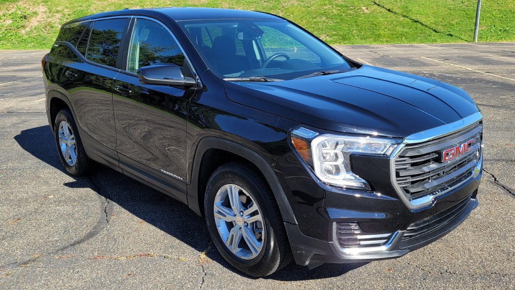 Used 2024 GMC Terrain SLE AWD/4WD image 2