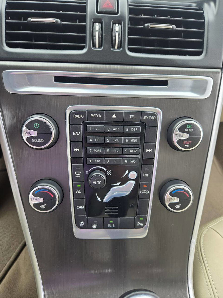 Used 2015 Volvo XC60 T6 Premier Plus image 25