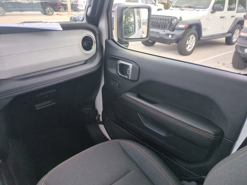 Used 2025 Jeep Wrangler Unlimited Sahara w/ Safety Group AWD/4WD image 18