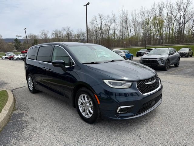 Used 2023 Chrysler Pacifica Touring-L FWD image 3