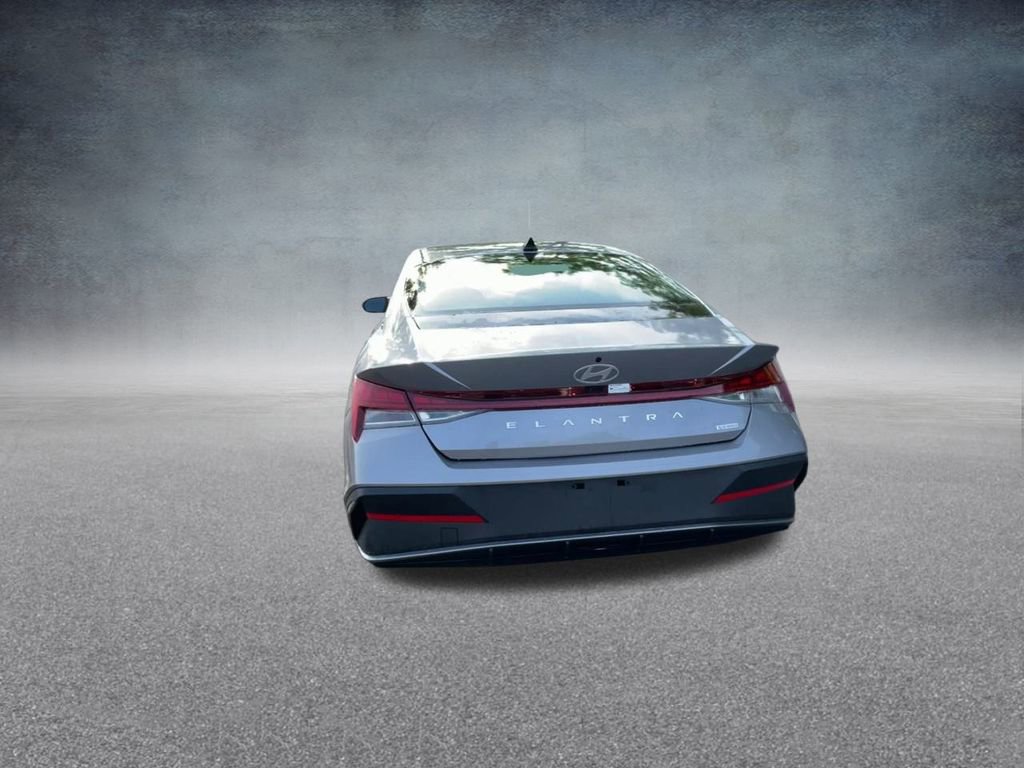 Used 2025 Hyundai Elantra Blue image 19