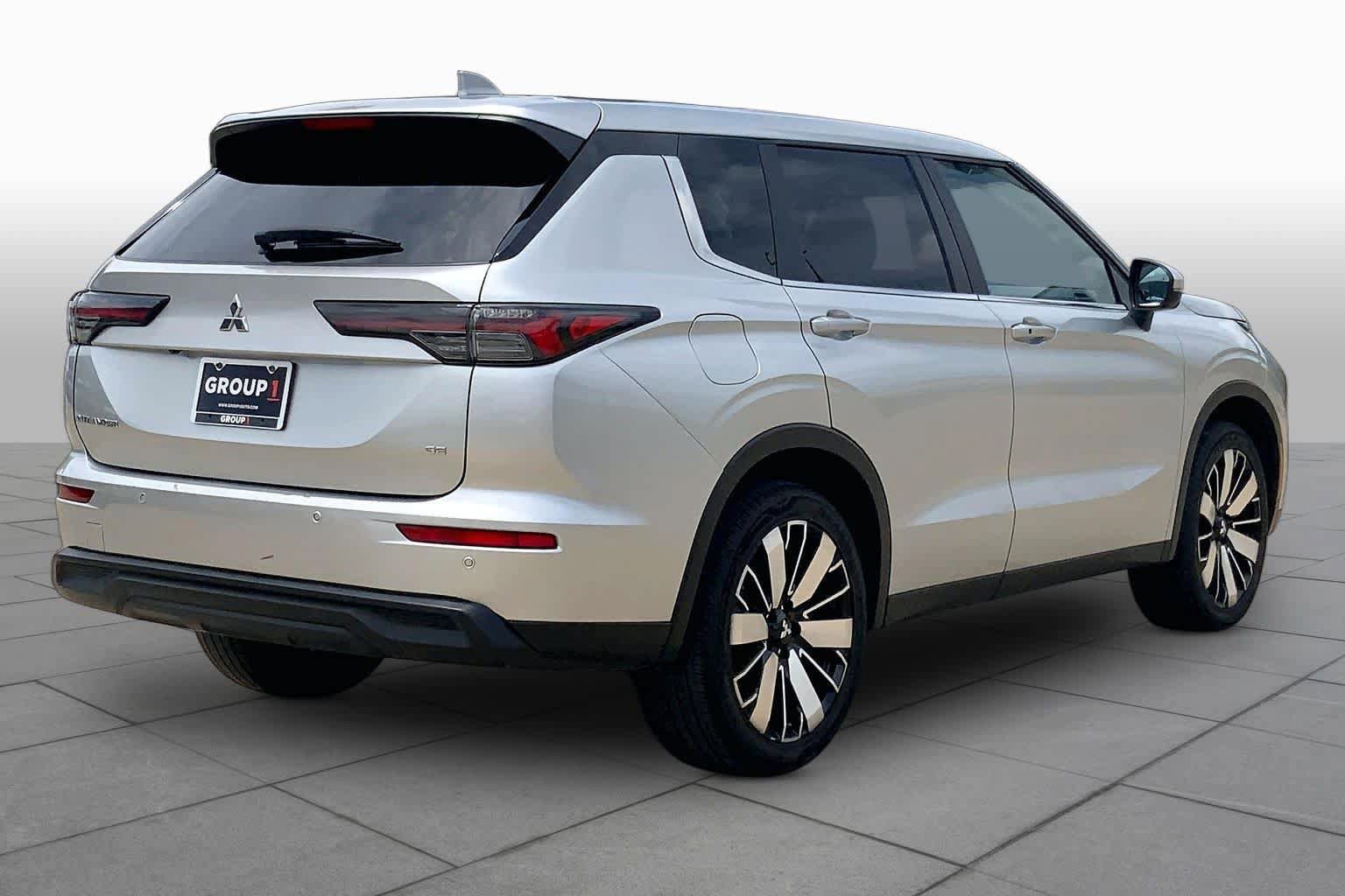Used 2025 Mitsubishi Outlander SE FWD image 13