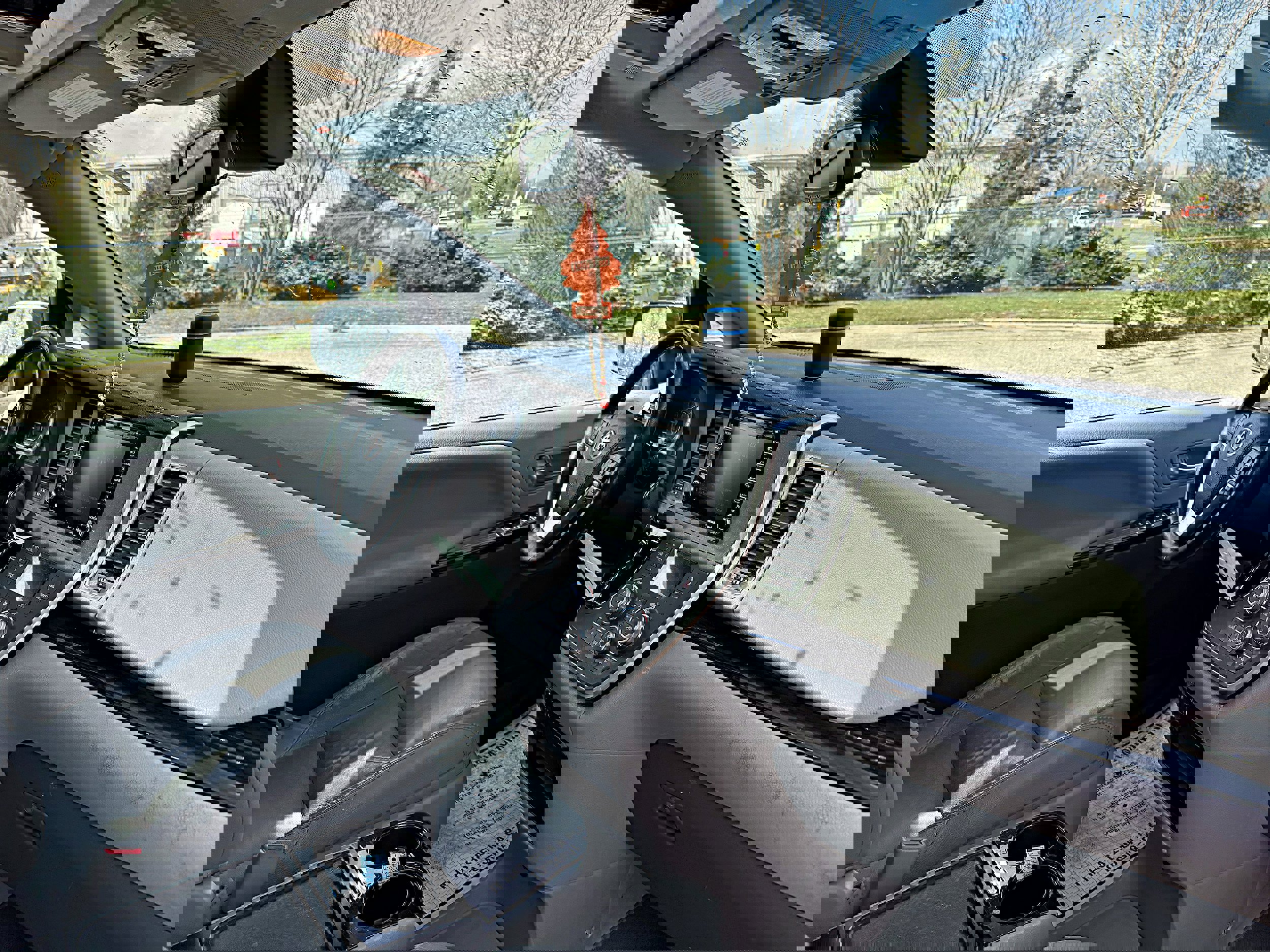 Used 2020 Toyota Sienna XLE w/ Carpet Mat Package image 21