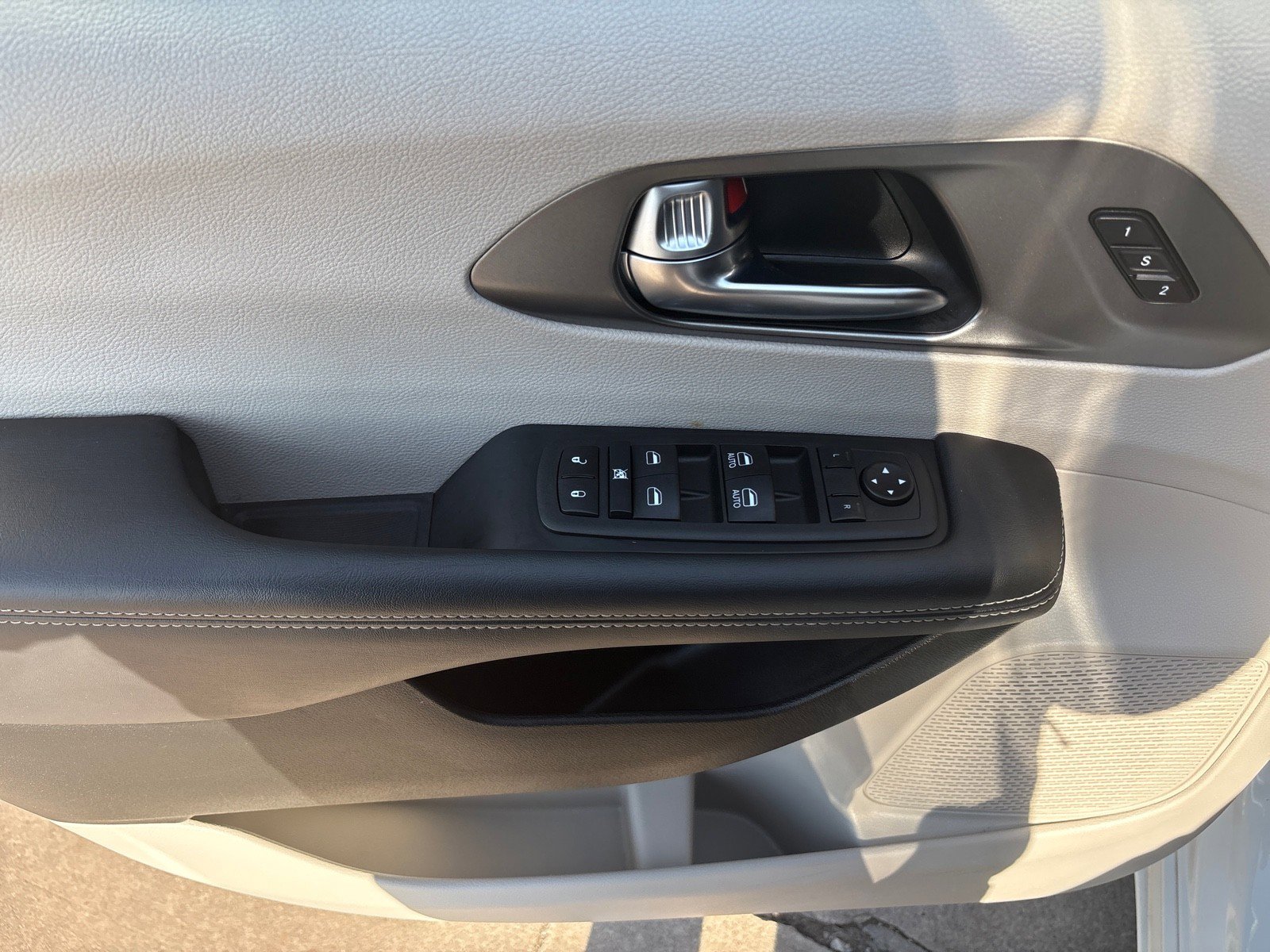 Used 2023 Chrysler Pacifica Touring-L image 13