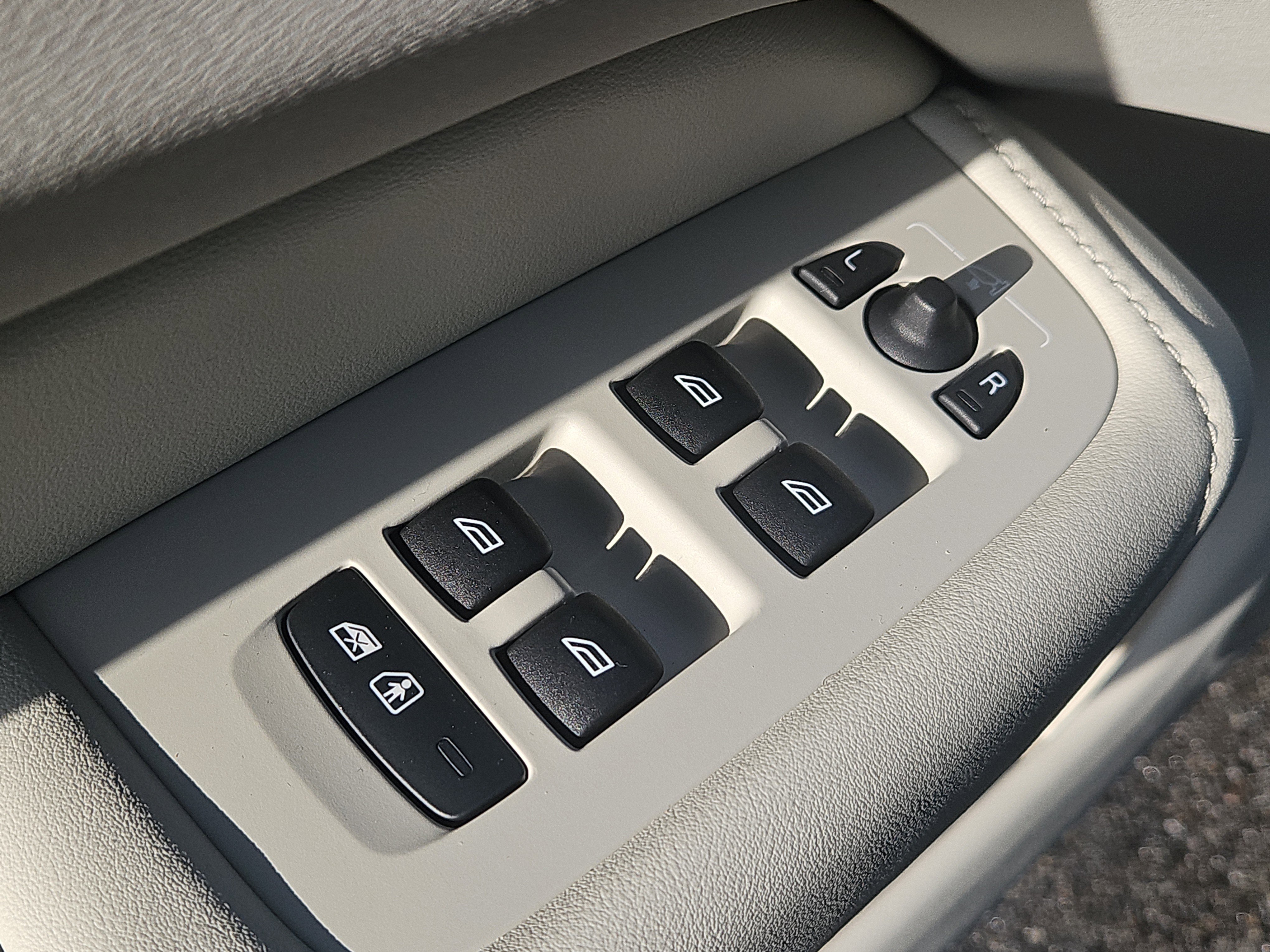 Used 2025 Volvo XC60 B5 Ultra w/ Protection Package Premier image 23