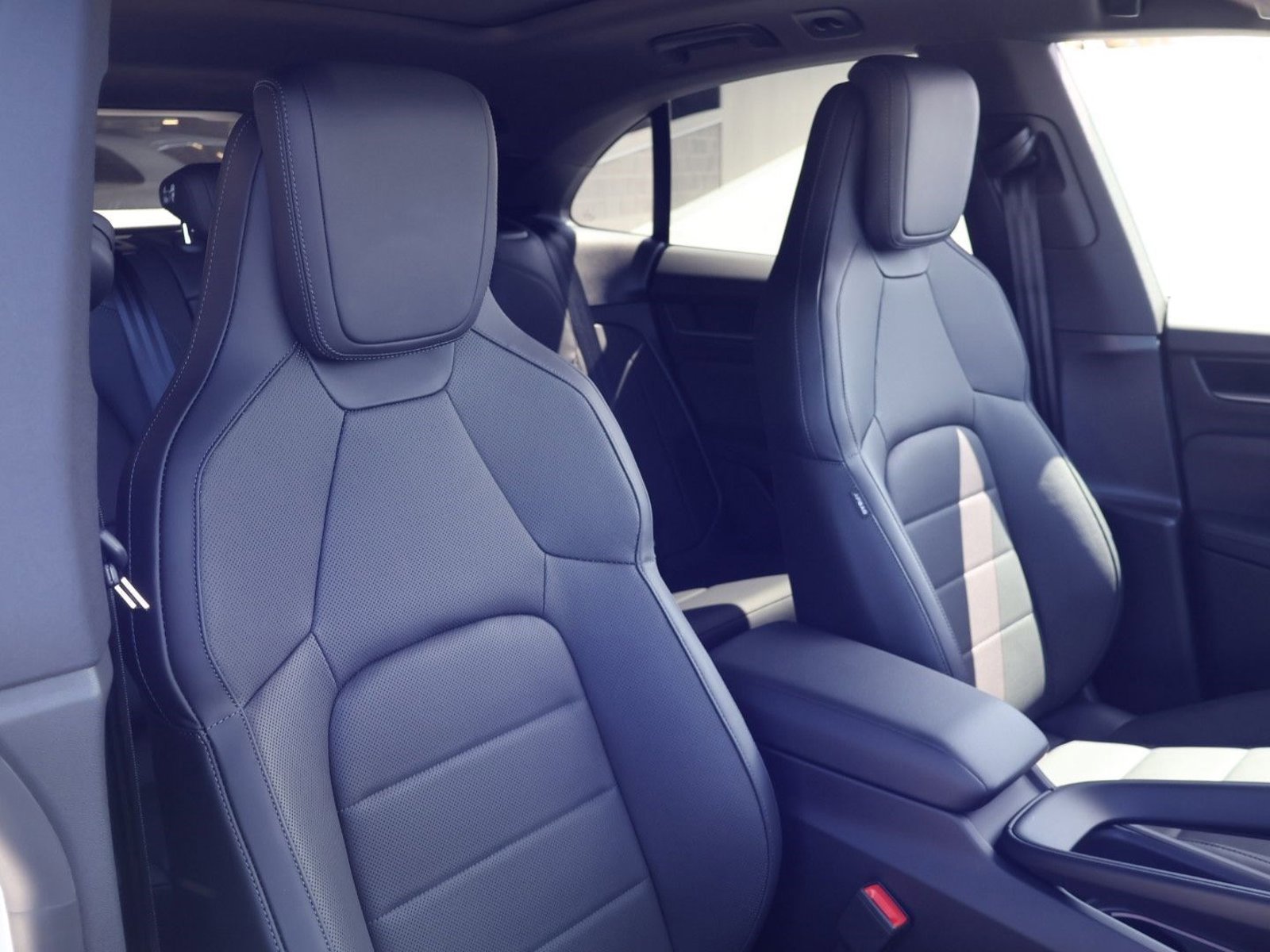 Certified 2025 Porsche Macan Electric RWD image 23