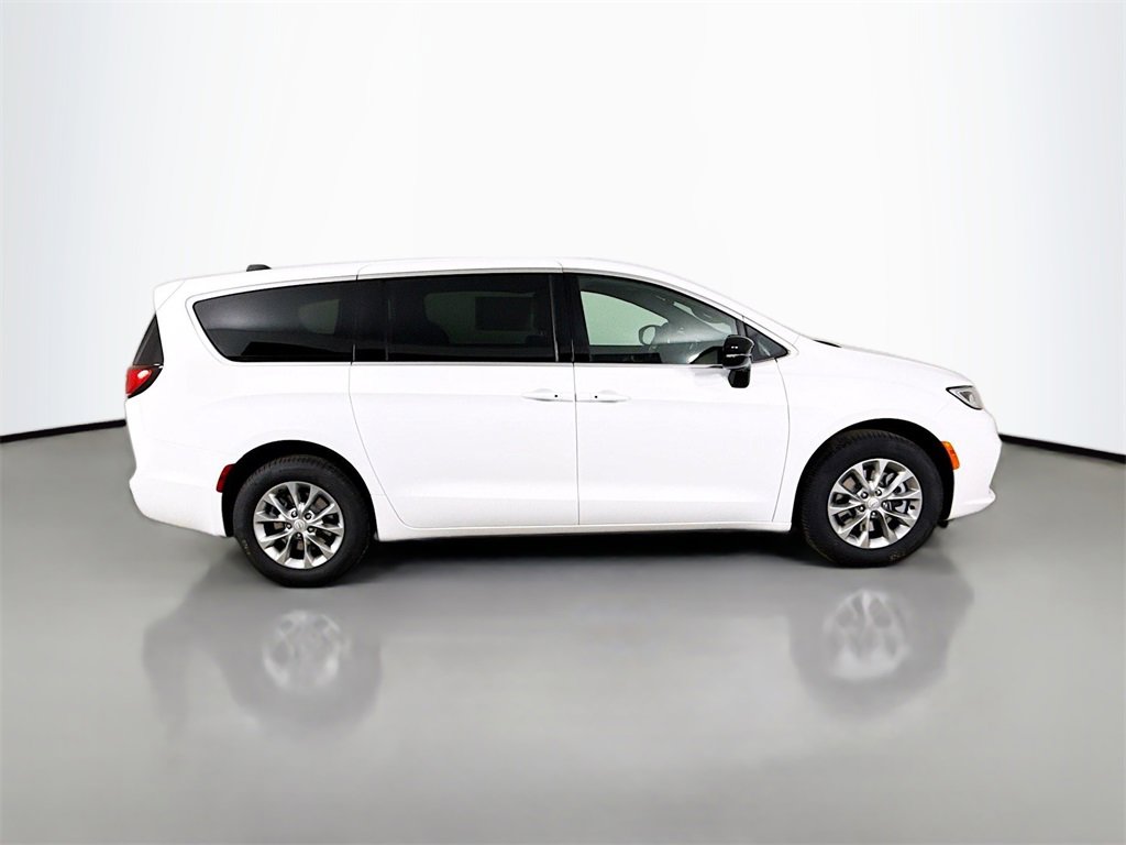 New 2026 Chrysler Pacifica Select image 8