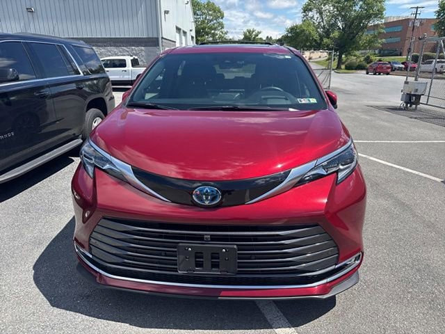 Used 2025 Toyota Sienna Platinum AWD/4WD image 2