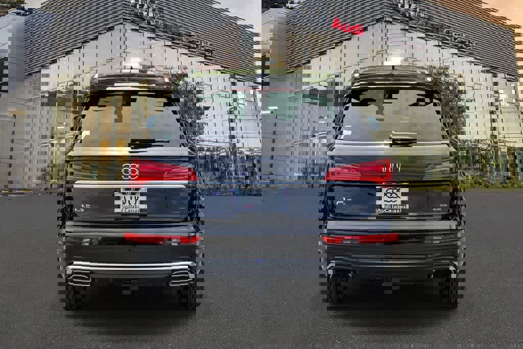 Used 2025 Audi Q5 e Premium Plus w/ Premium Plus Package image 3