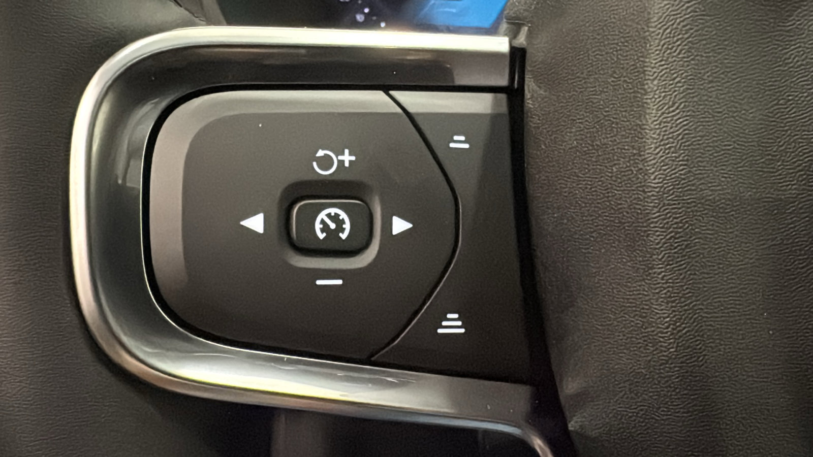 New 2026 Volvo XC40 B4 Plus w/ Climate Package FWD image 13