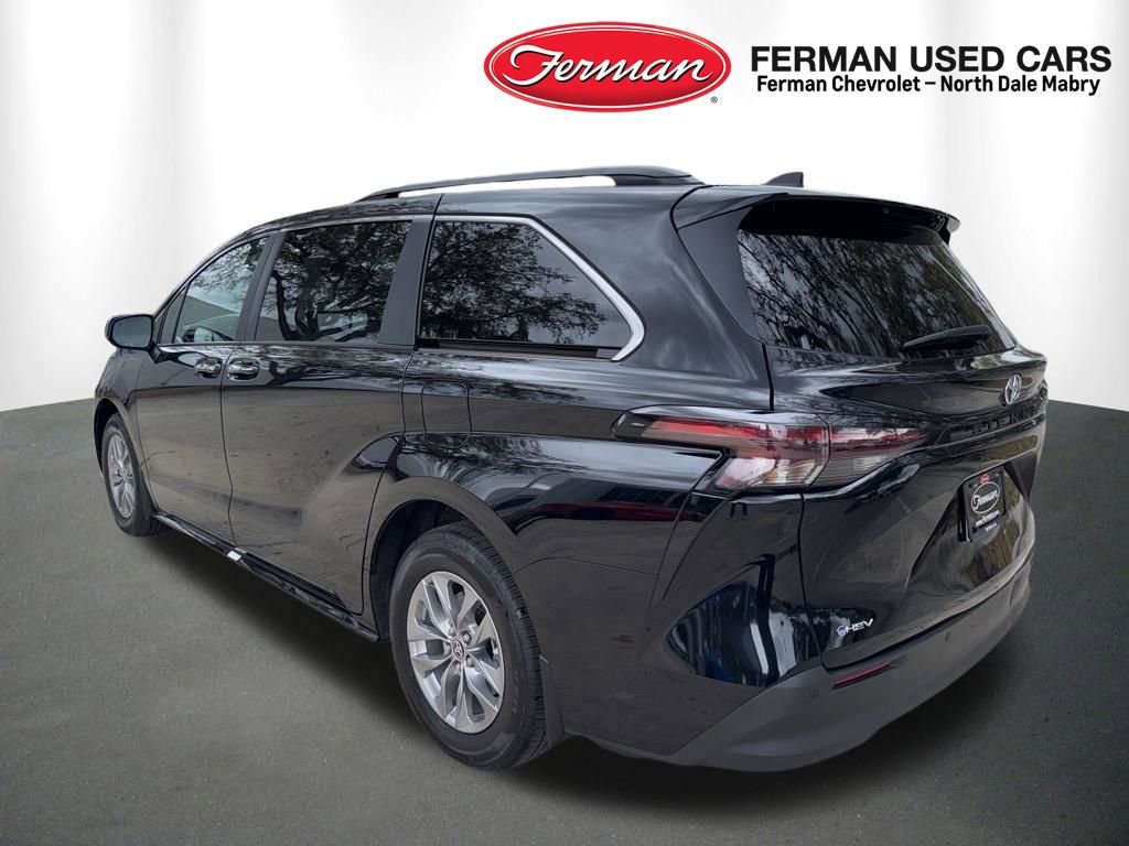 Used 2025 Toyota Sienna XLE image 10