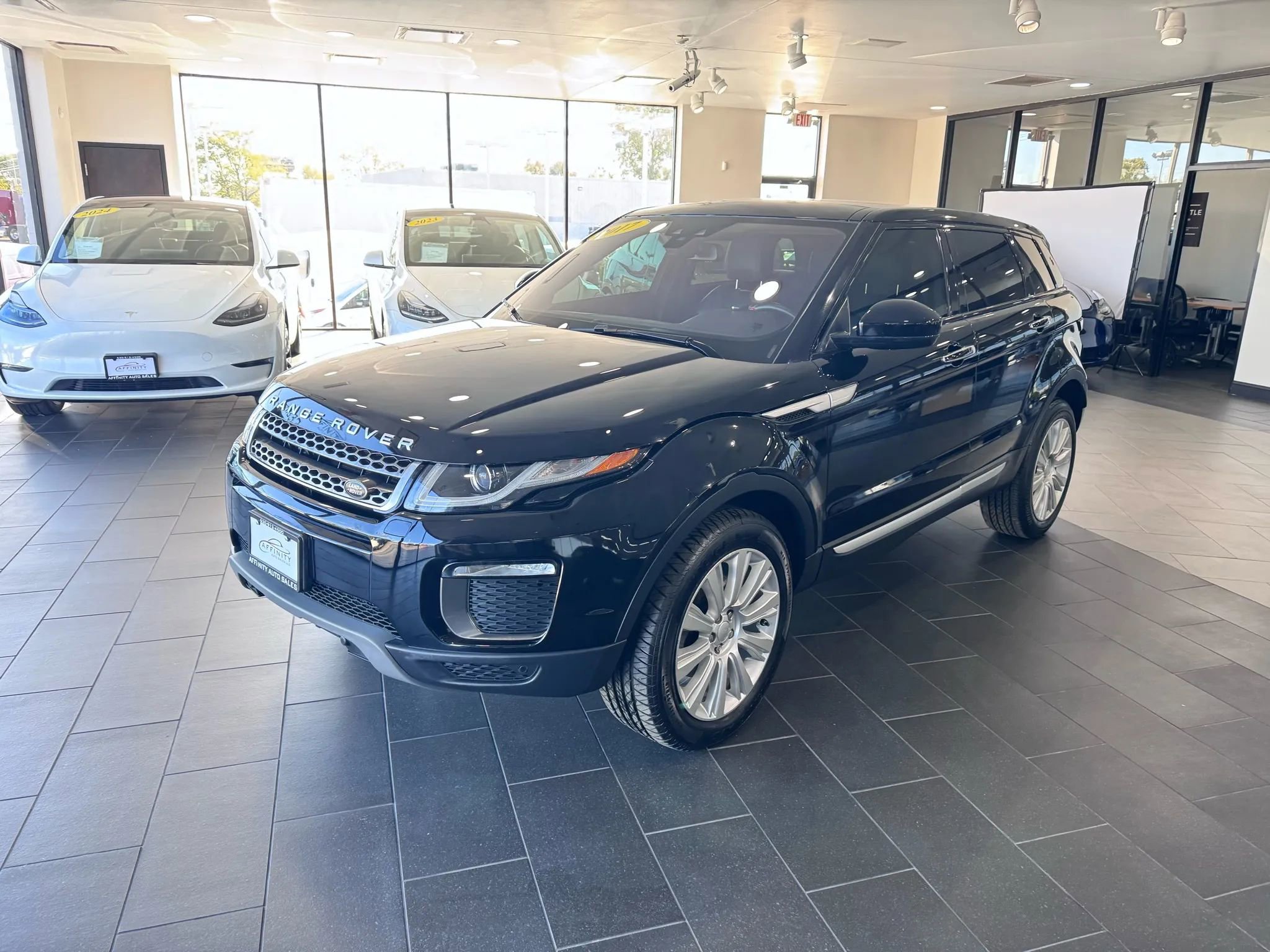 Used 2017 Land Rover Range Rover Evoque HSE image 2