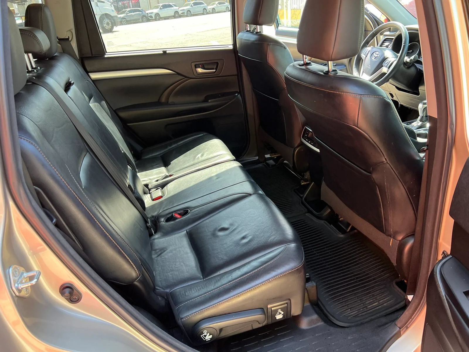 Used 2015 Toyota Highlander XLE FWD image 12