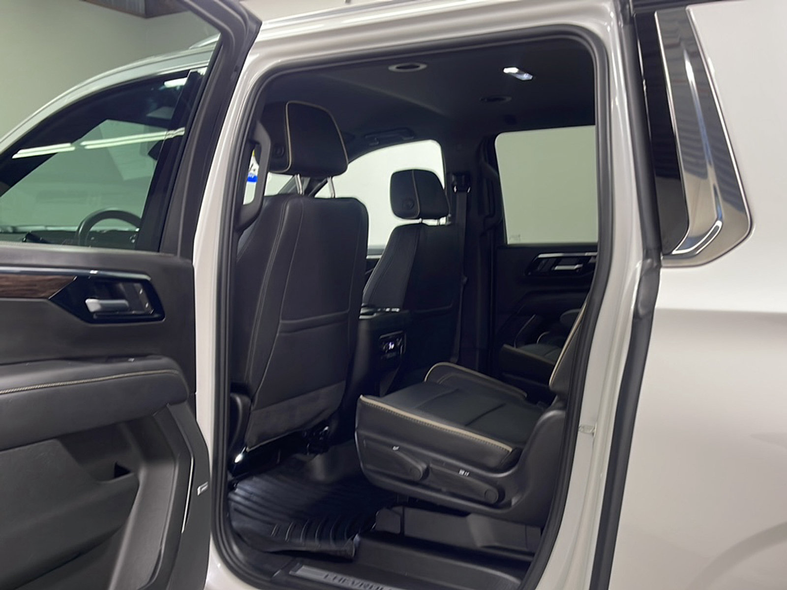 Used 2025 Chevrolet Suburban Premier AWD/4WD image 15