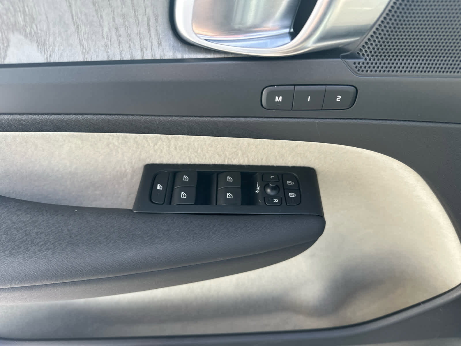 Used 2023 Volvo XC40 B5 Plus w/ Protection Package Premier image 16