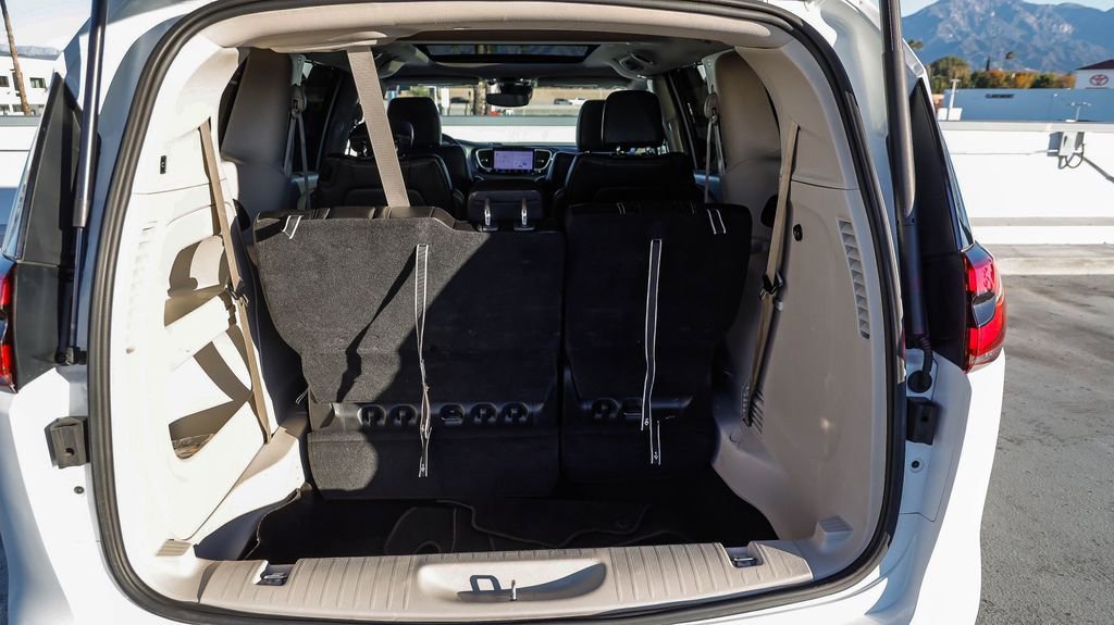 Certified 2023 Chrysler Pacifica Touring-L image 30