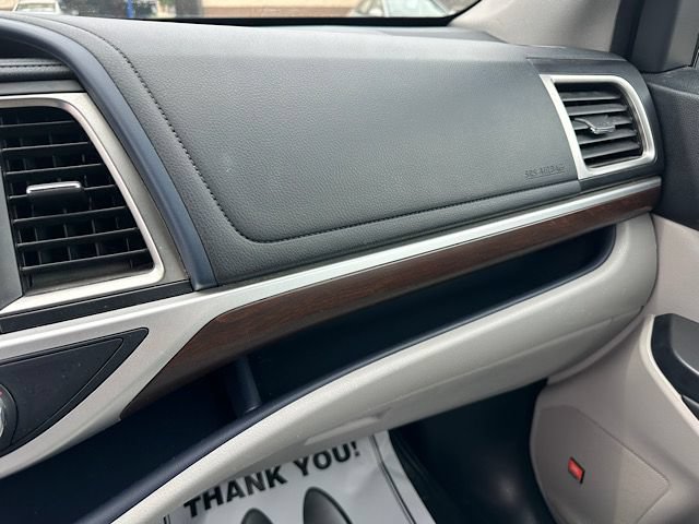 Used 2016 Toyota Highlander Limited w/ Four Season Floor Mat Package AWD/4WD image 25