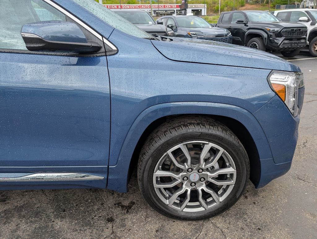 Used 2024 GMC Terrain Denali w/ Denali Premium Package AWD/4WD image 10