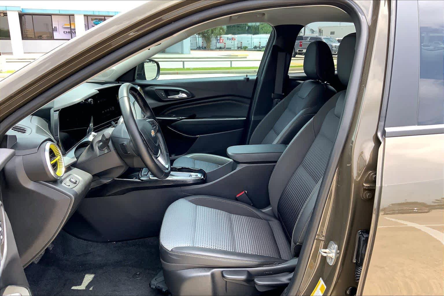 Used 2024 Chevrolet Trax LT w/ Sunroof Package FWD image 8