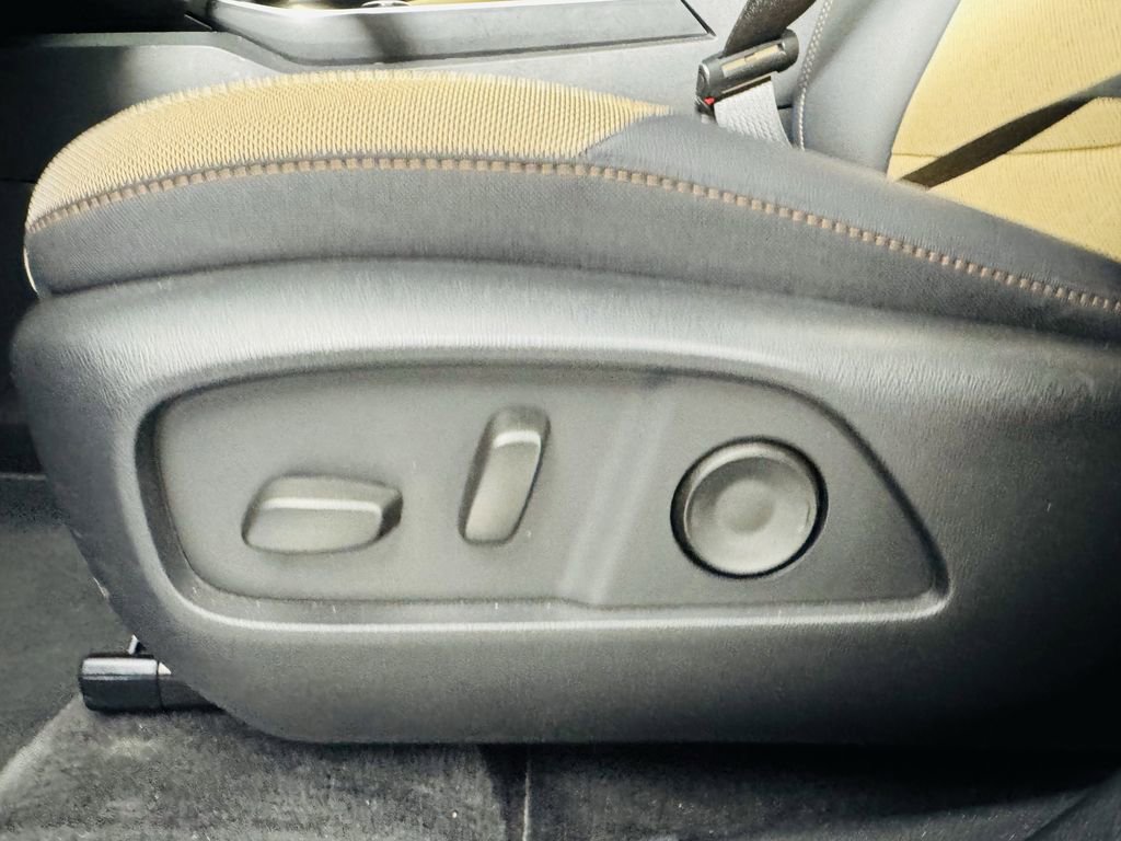 Used 2025 Chevrolet Equinox ACTIV w/ Safety and Technology Package image 9