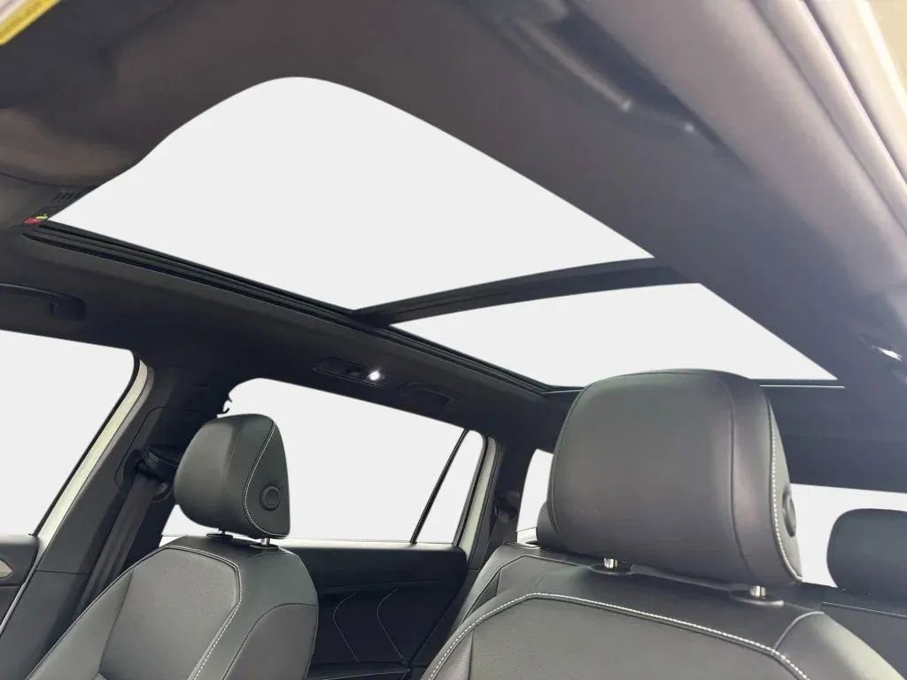 Used 2024 Volkswagen Tiguan SE R-Line image 16