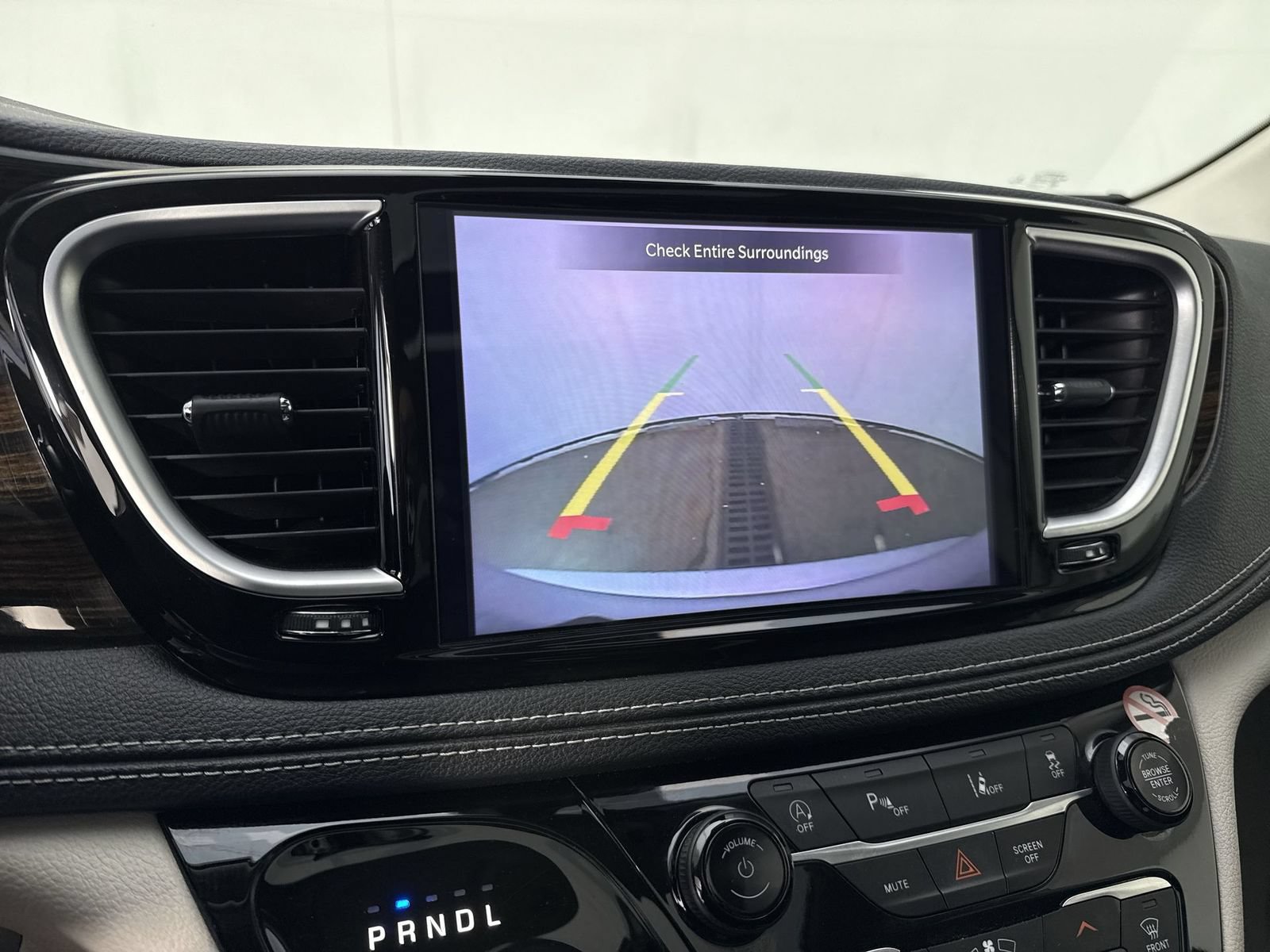 Used 2023 Chrysler Pacifica Limited FWD image 8