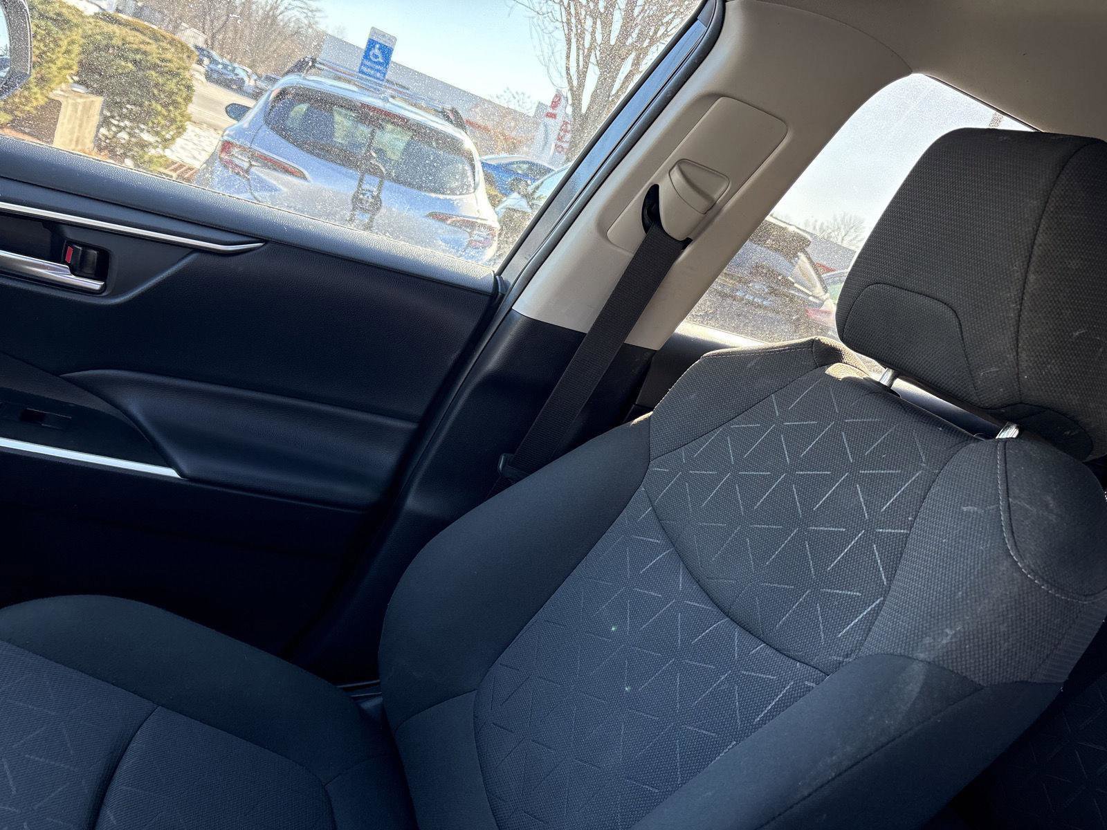 Used 2021 Toyota RAV4 XLE image 19