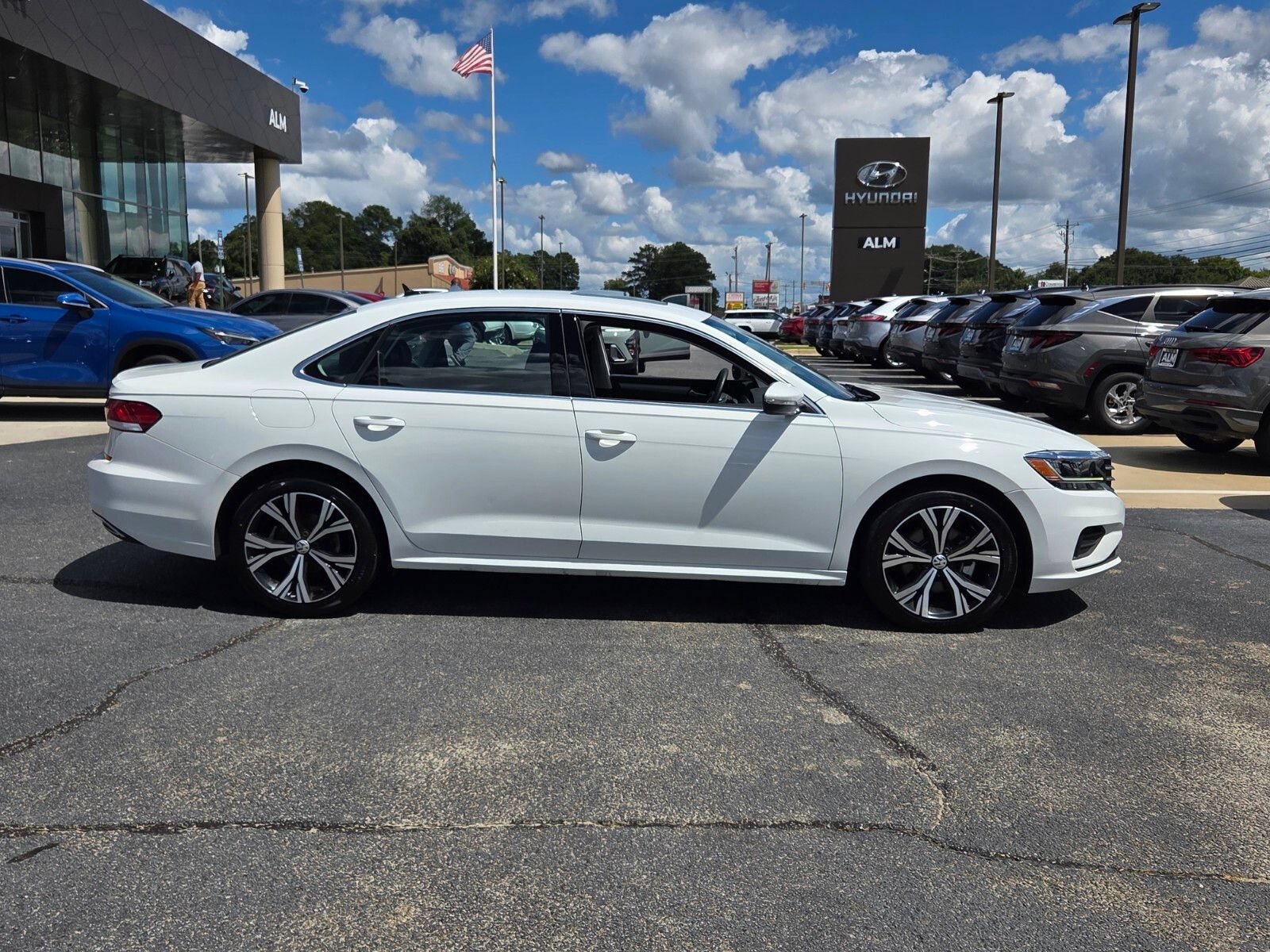 Used 2022 Volkswagen Passat 2.0T SE FWD image 13