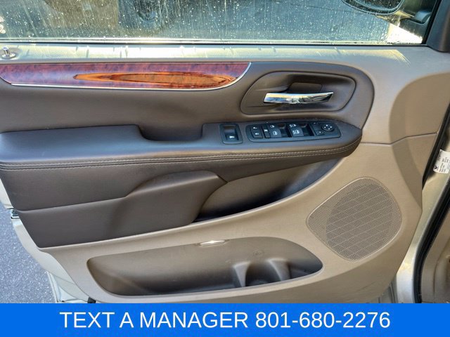 Used 2014 Chrysler Town & Country Touring-L w/ Driver Convenience Group FWD image 12