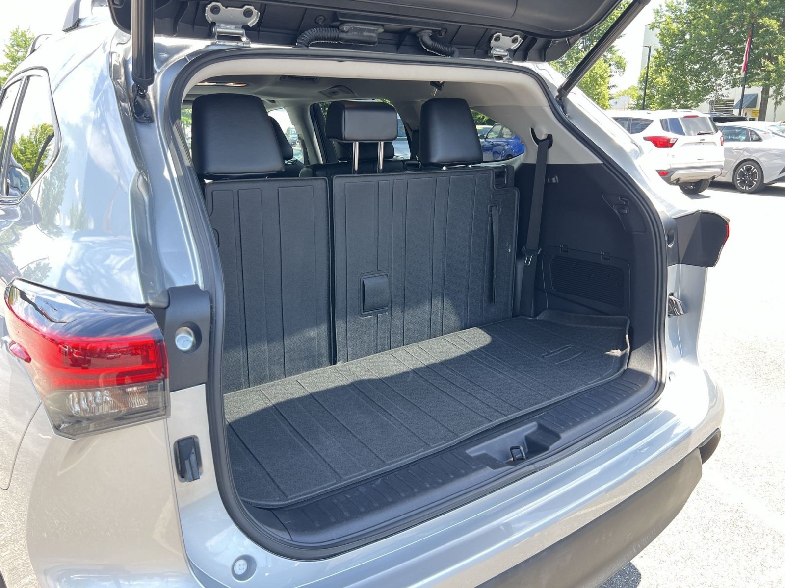 Used 2021 Toyota Highlander XLE AWD/4WD image 27