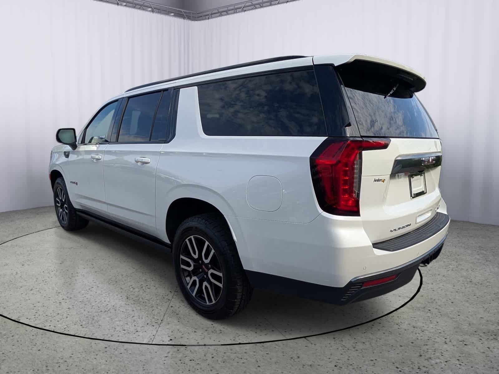 Used 2023 GMC Yukon XL AT4 w/ Technology Package AWD/4WD image 4