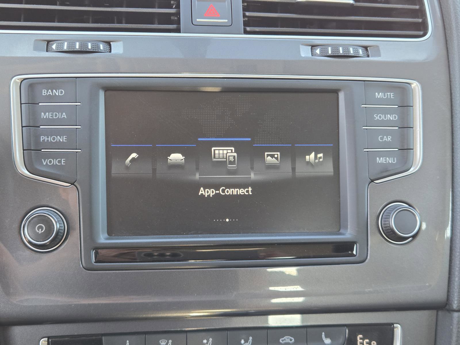 Used 2016 Volkswagen e-Golf SE w/ DC Fast Charging Package image 8