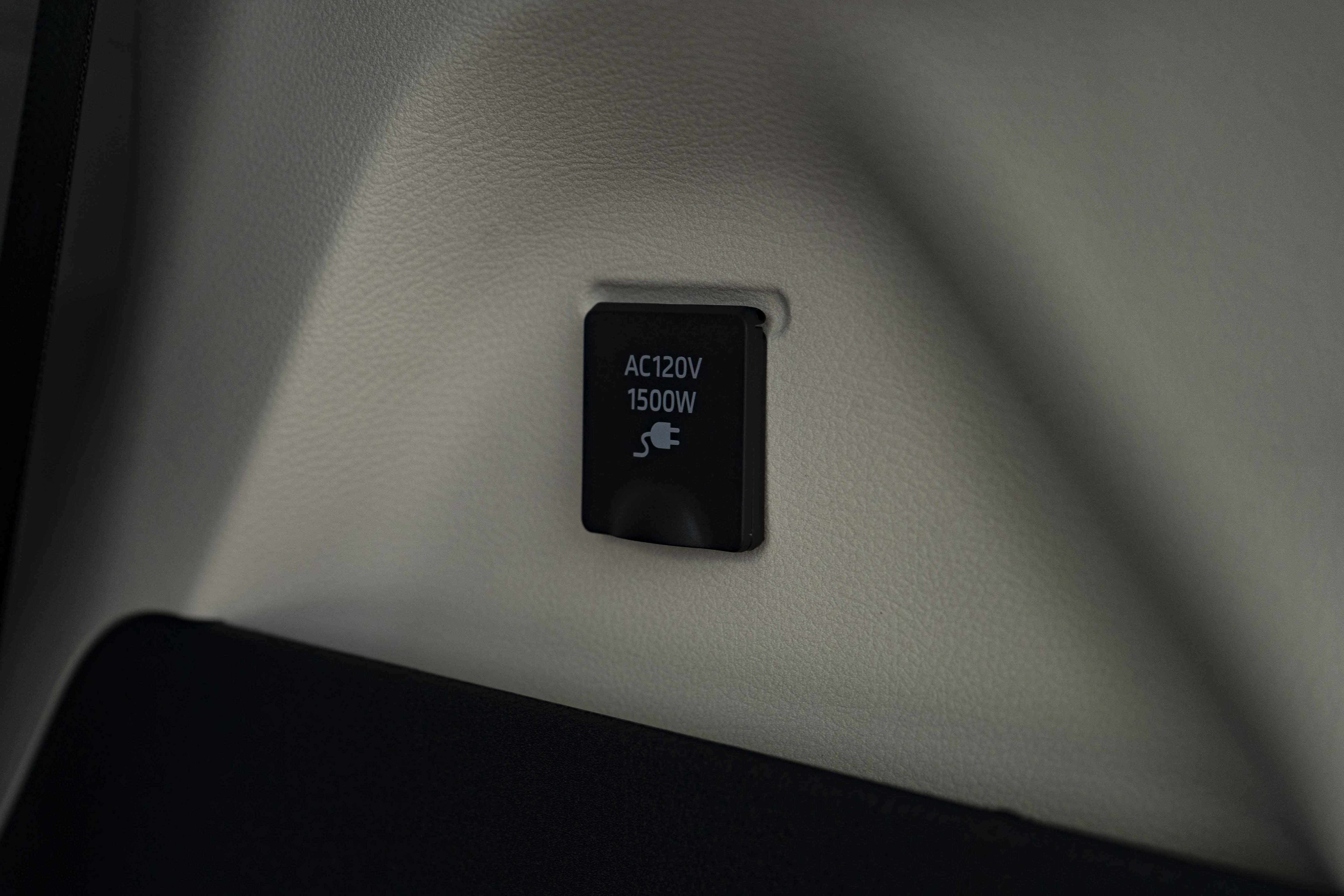 Used 2024 Toyota Sienna Platinum FWD image 48