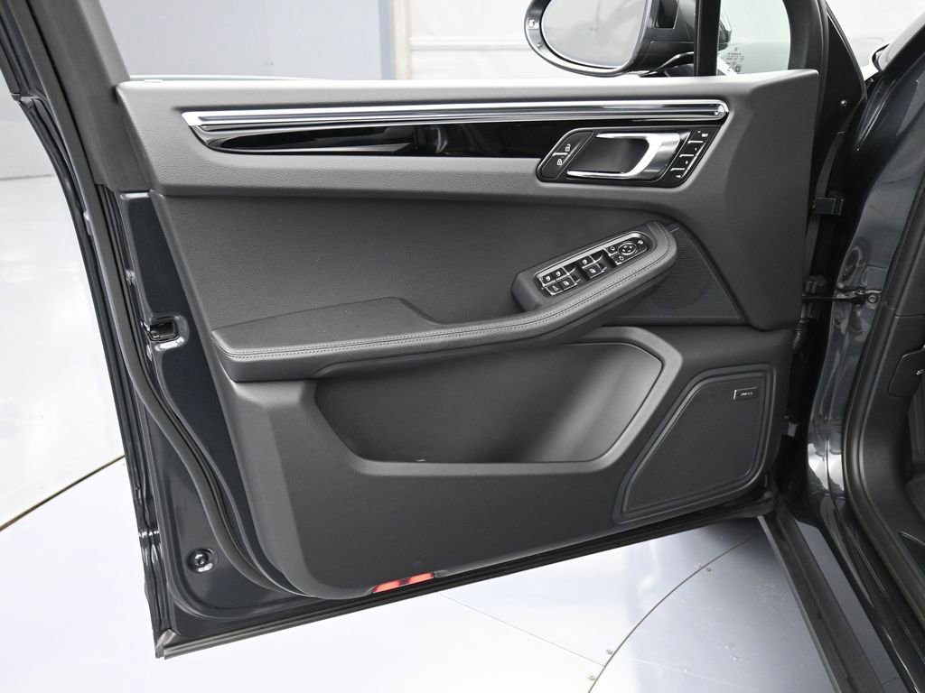 Certified 2025 Porsche Macan AWD/4WD image 15